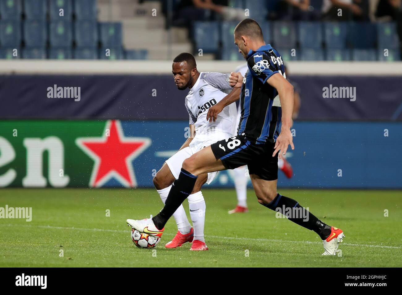 Bergame, Italie, 29 septembre 2021. Meschack Elia de Young Boys tire le ballon lors du match de football de l'UEFA Champions League entre Atalanta et Young Boys. Crédit: Stefano Nicoli/Speed Media/Alay Live News Banque D'Images