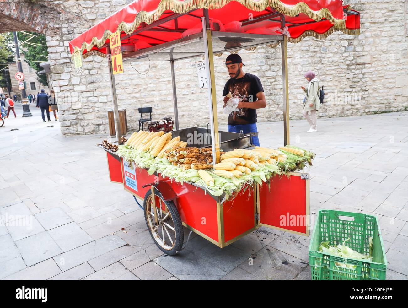 İstanbul, Turquie - septembre 22 2021 : fast-food de Seller avec du maïs cuit et grillé et du châtaignier sur une charrette turque traditionnelle. À Sultanahmet Banque D'Images