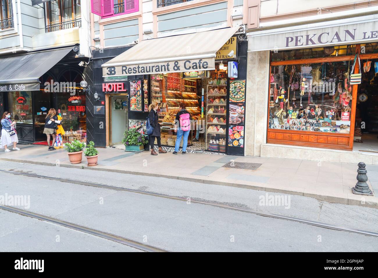 İstanbul, Turquie - septembre 24 2021: Boutiques traditionnelles dans la rue menant à la place Sultanahmet, les gens regardant les fenêtres de magasin. Banque D'Images