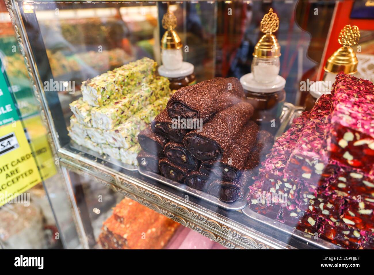 Desserts turcs traditionnels colorés derrière une vitrine en verre. Banque D'Images
