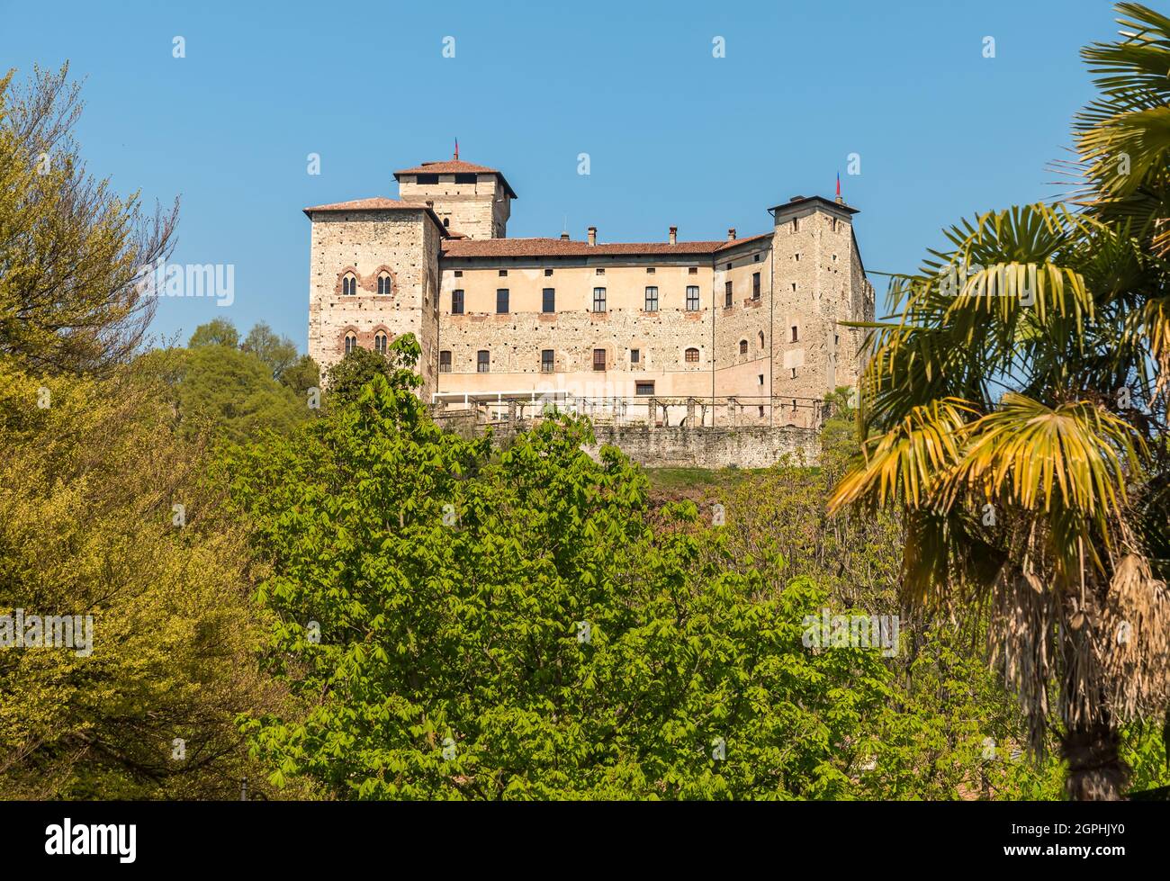 Vue sur la forteresse de Borromeo d'Angera, est le château du lac majeur, Angera, Italie Banque D'Images