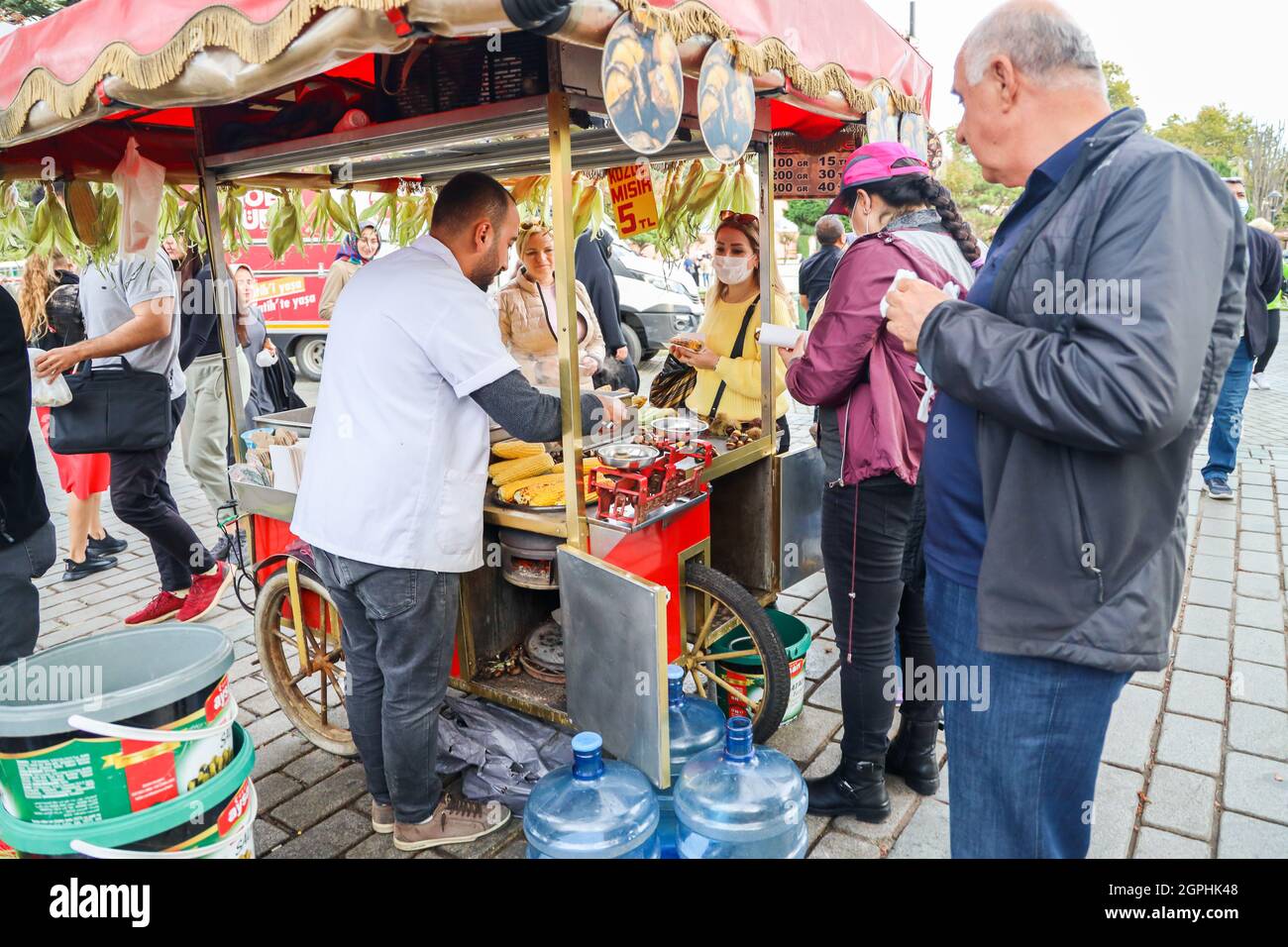İstanbul, Turquie - septembre 22 2021 : fast-food de Seller avec du maïs cuit et grillé et du châtaignier sur une charrette turque traditionnelle. À Sultanahmet Banque D'Images