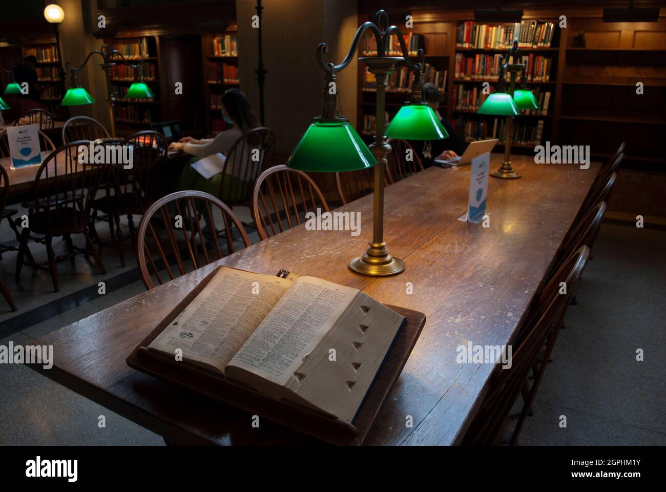 L'ancien livre sur la table devant l'intérieur de la bibliothèque historique Banque D'Images