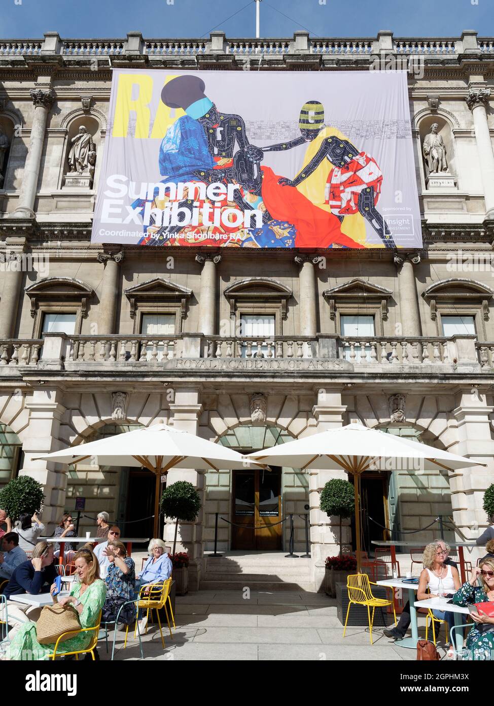 Londres, Grand Londres, Angleterre, 21 septembre 2021 : personnes assises à l'extérieur dans un café de l'Académie royale des arts pendant une exposition d'été. Banque D'Images