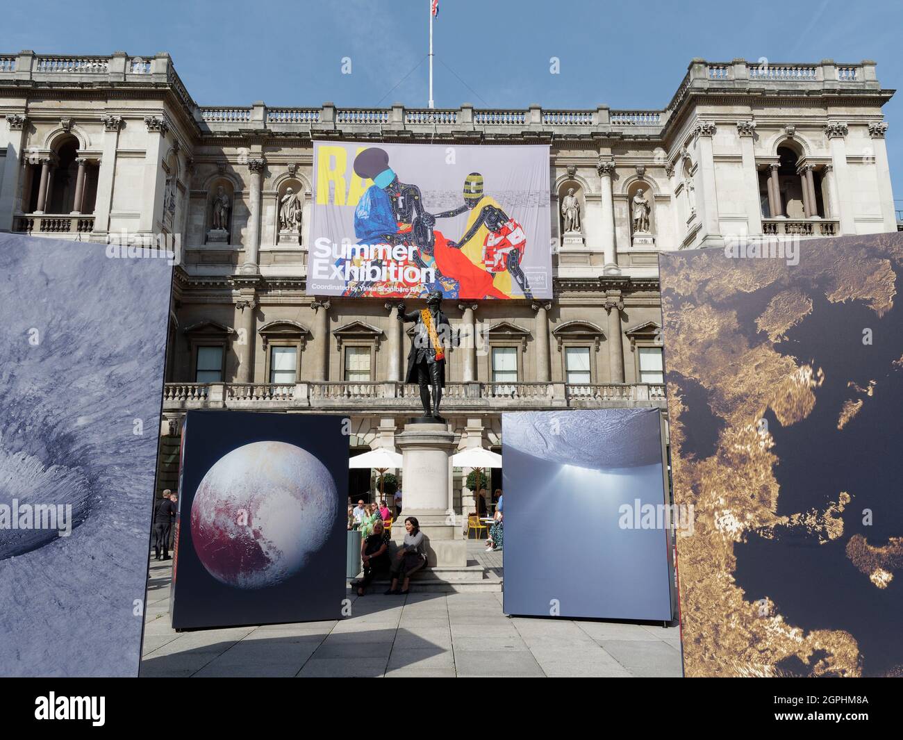 Londres, Grand Londres, Angleterre, septembre 21 2021 : exposition d'art en dehors de la Royal Academy of Arts à Burlington House sur Piccadilly. Banque D'Images