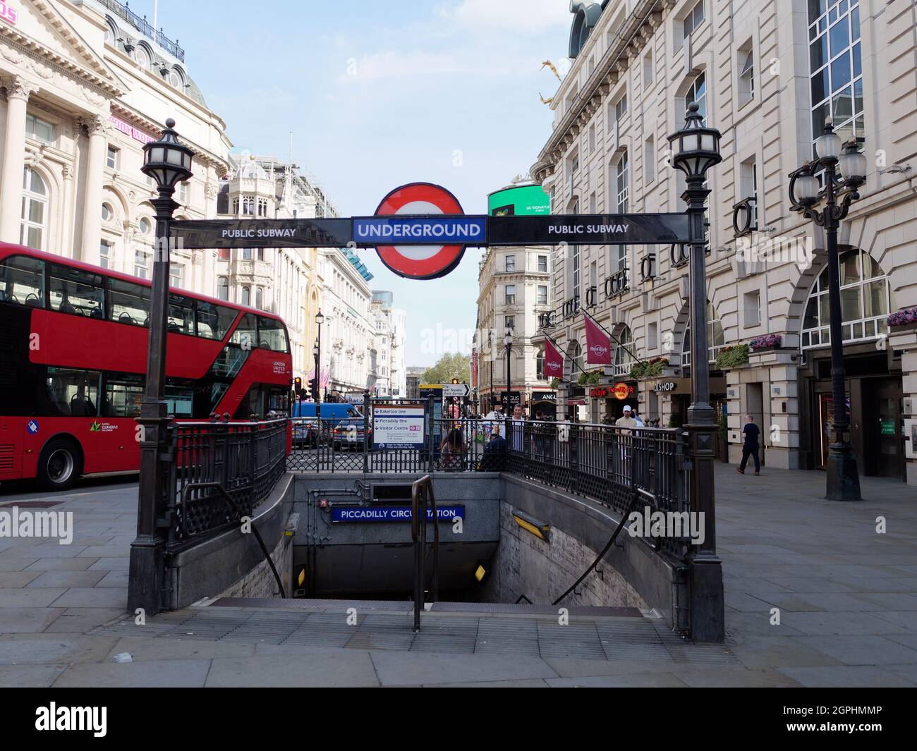 Londres, Grand Londres, Angleterre, septembre 21 2021: Station de métro ou de métro Piccadilly Circus passe par un bus rouge de Londres. Banque D'Images