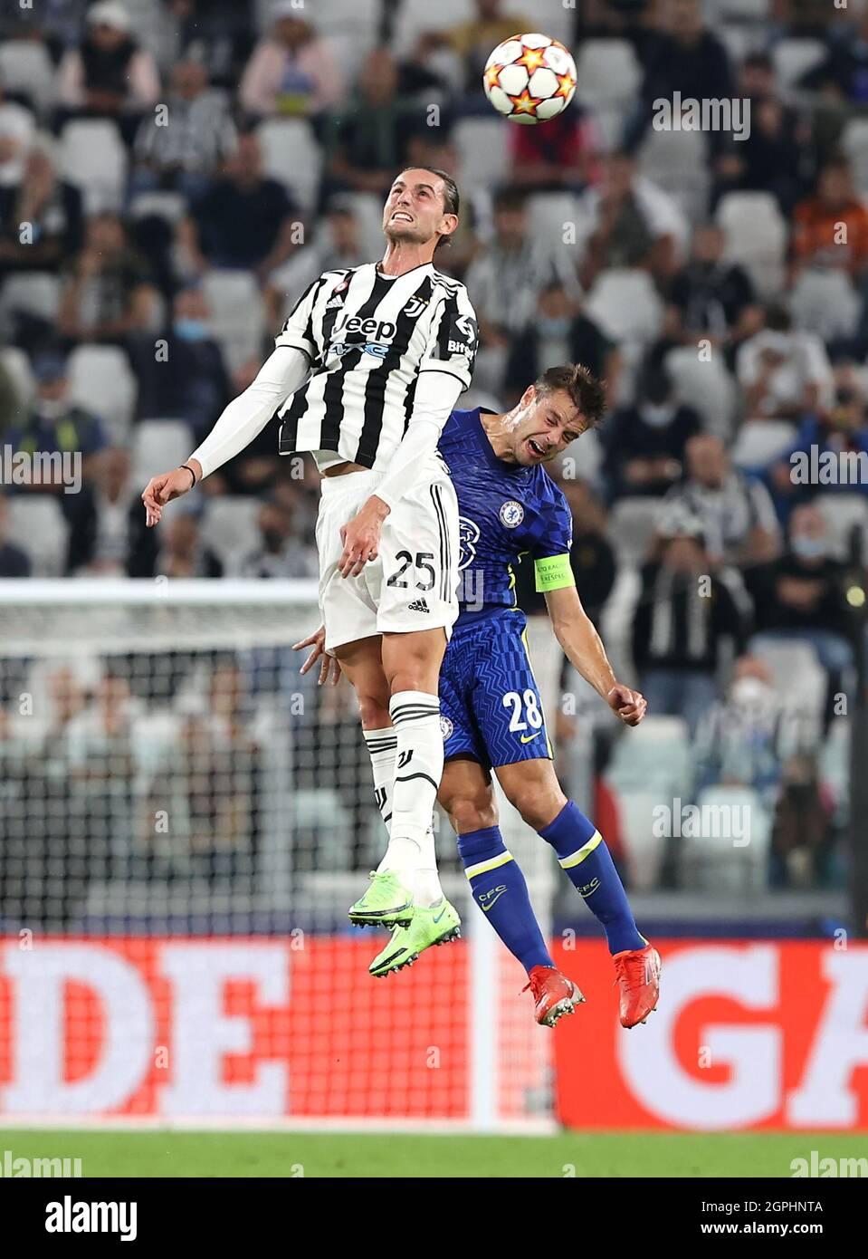 Adrien Rabiot de Juventus (à gauche) et Cesar Azpilicueta de Chelsea se disputent le ballon lors de la Ligue des champions de l'UEFA, match du Groupe H à l'Allianz Stadium de Turin. Date de la photo: Mercredi 29 septembre 2021. Banque D'Images