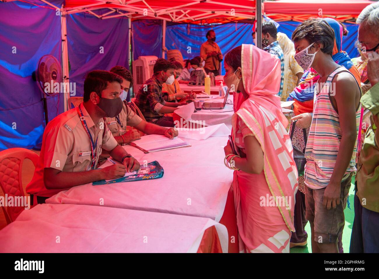 Les agents de santé du gouvernement de Delhi sur le bureau d'enregistrement lors de la campagne spéciale de vaccination gratuite pour les habitants de taudis par le gouvernement de Delhi à Anna Nagar près de ITO.New Delhi, 876,663,490 doses totales de vaccination admises jusqu'au 29 septembre, La campagne nationale de vaccination a été lancée le 16 janvier et les travailleurs de la santé ont été inoculés dans la première phase. La vaccination des travailleurs de première ligne a commencé à partir du 2 février. La phase suivante de la vaccination contre Covid-19 a commencé à partir du 1er mars pour les personnes de plus de 60 ans et celles de 45 ans et plus ayant des conditions de co-morbide spécifiées. Le pays Banque D'Images