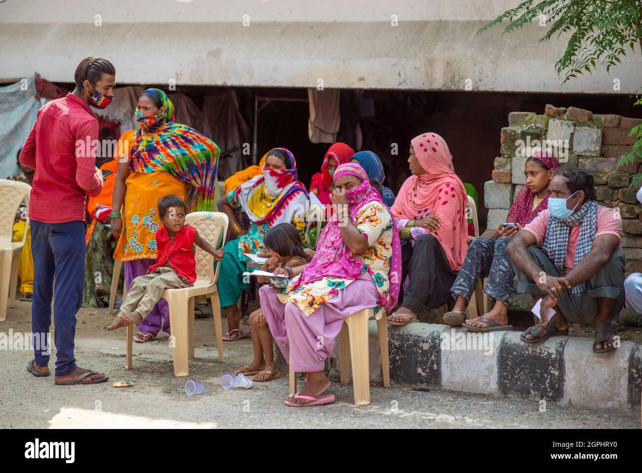 Femmes vues attendant à l'extérieur d'un centre de vaccination lors de la campagne spéciale de vaccination gratuite pour les habitants de taudis par le gouvernement de Delhi à Vijay Ghat Yamuna Pushta.New Delhi, 876,663,490 doses totales de vaccination admises jusqu'au 29 septembre, La campagne nationale de vaccination a été lancée le 16 janvier et les travailleurs de la santé ont été inoculés dans la première phase. La vaccination des travailleurs de première ligne a commencé à partir du 2 février. La phase suivante de la vaccination contre Covid-19 a commencé à partir du 1er mars pour les personnes de plus de 60 ans et celles de 45 ans et plus ayant des conditions de co-morbide spécifiées. Le pays Banque D'Images