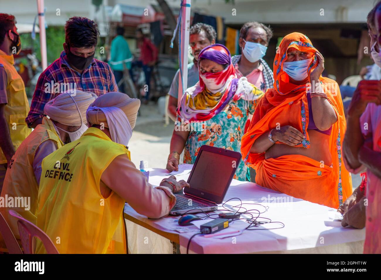 Un travailleur de la défense civile a vu faire l'enregistrement en ligne des personnes bénéficiaires qui viennent pour la vaccination lors de l'opération spéciale de vaccination gratuite pour les habitants des taudis par le gouvernement de Delhi à Vijay Ghat Yamuna Pushta.New Delhi, 876,663,490 doses totales de vaccination admises jusqu'au 29 septembre, La campagne nationale de vaccination a été lancée le 16 janvier et les travailleurs de la santé ont été inoculés dans la première phase. La vaccination des travailleurs de première ligne a commencé à partir du 2 février. La phase suivante de la vaccination contre Covid-19 a commencé à partir du 1er mars pour les personnes de plus de 60 ans et celles de 45 ans et moins Banque D'Images