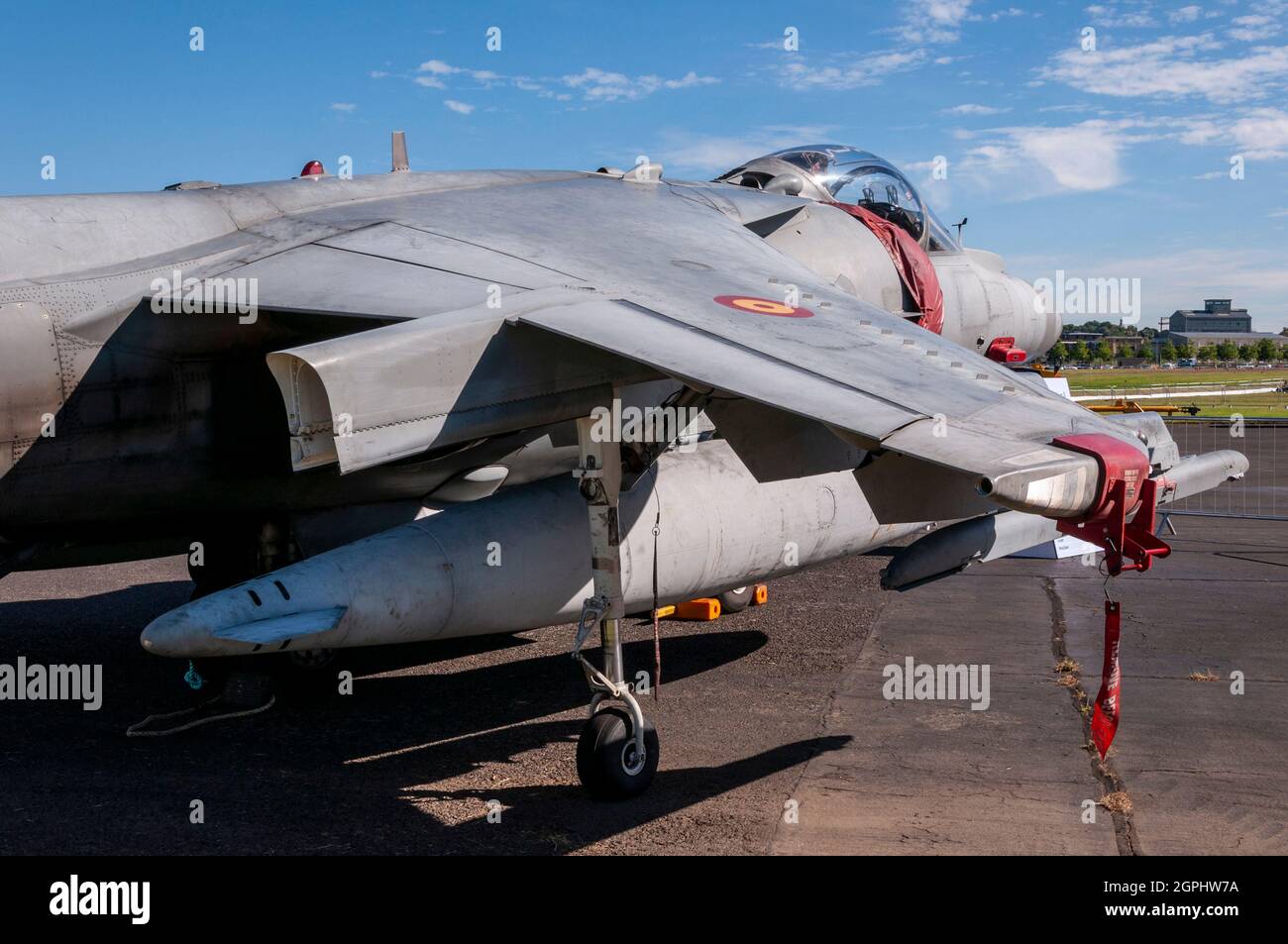 L'avion de chasse Harrier II de la Marine espagnole McDonnell Douglas EAV-8B au salon aéronautique international de Farnborough, avec site historique de l'établissement Royal Aircraft Banque D'Images