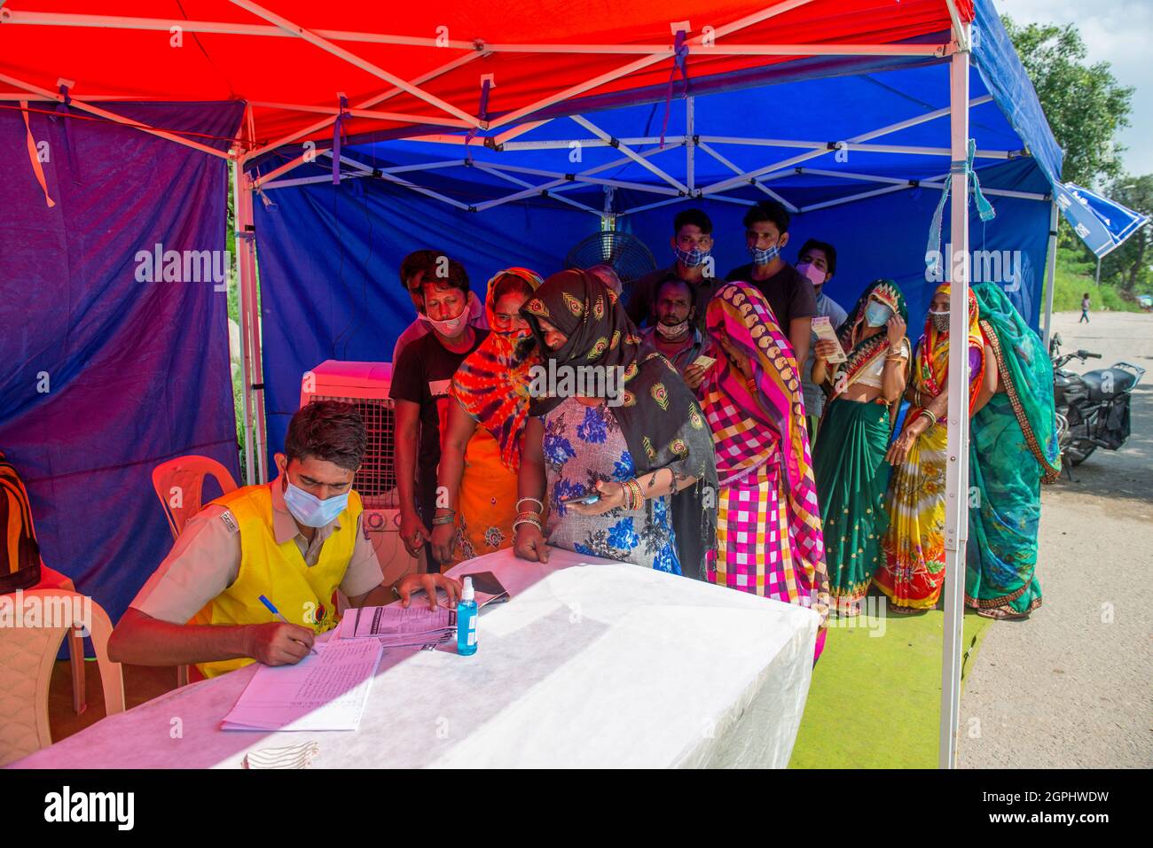 Nom du registre du travailleur de la santé des personnes bénéficiaires qui viennent pour la vaccination lors de la campagne spéciale de vaccination gratuite pour les habitants de taudis par le gouvernement de Delhi à Vijay Ghat Yamuna Pushta.New Delhi, 876,663,490 doses totales de vaccination admises jusqu'au 29 septembre, La campagne nationale de vaccination a été lancée le 16 janvier et les travailleurs de la santé ont été inoculés dans la première phase. La vaccination des travailleurs de première ligne a commencé à partir du 2 février. La phase suivante de la vaccination contre Covid-19 a commencé à partir du 1er mars chez les personnes de plus de 60 ans et chez les personnes de 45 ans et plus ayant des co-tremblements spécifiques Banque D'Images