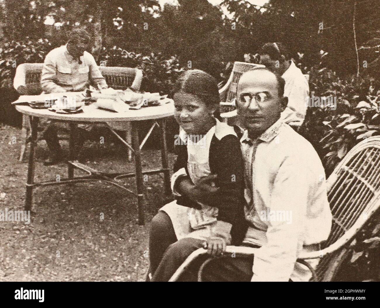 Joseph Staline, Nestor Lakoba, fille de Staline Svetlana et Lavrentiy Beria tout en se relaxant à la datcha en 1932. Banque D'Images