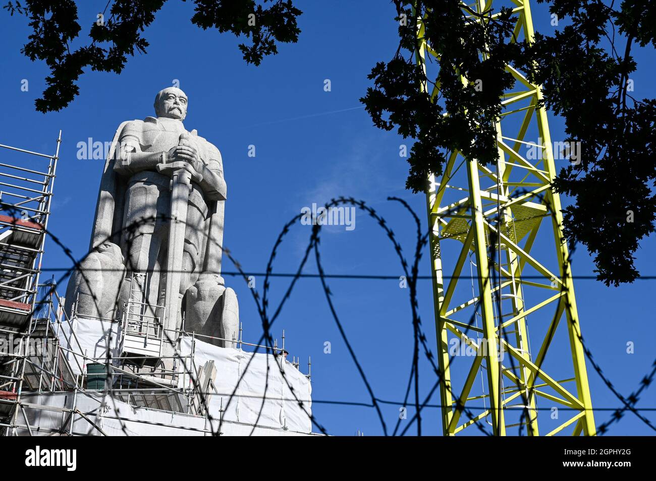 ALLEMAGNE, Hambourg, restauration de la grande statue de granit d'Otto von Bismarck, chancelier de l'Empire allemand, construit en 1906, Bismarck a invité 1884/85 pour la conférence du congo à Berlin, où l'afrique a été divisée aux puissances coloniales européennes / DEUTSCHLAND, Hamburg St. Pauli, Alter Elbpark, Restaurierung der 1906 gebauten Statue des Reichskanzler Otto von Bismarck, Bismarck chapeau 1884/85 à Berlin zur Kongokonferenz zur Aufteilung Afrikas à Kolonien eingeladen Banque D'Images