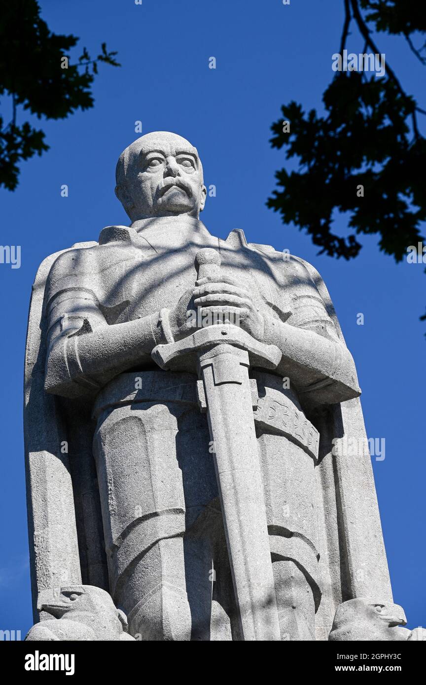ALLEMAGNE, Hambourg, restauration de la grande statue de granit d'Otto von Bismarck, chancelier de l'Empire allemand, construit en 1906, Bismarck a invité 1884/85 pour la conférence du congo à Berlin, où l'afrique a été divisée aux puissances coloniales européennes / DEUTSCHLAND, Hamburg St. Pauli, Alter Elbpark, Restaurierung der 1906 gebauten Statue des Reichskanzler Otto von Bismarck, Bismarck chapeau 1884/85 à Berlin zur Kongokonferenz zur Aufteilung Afrikas à Kolonien eingeladen Banque D'Images