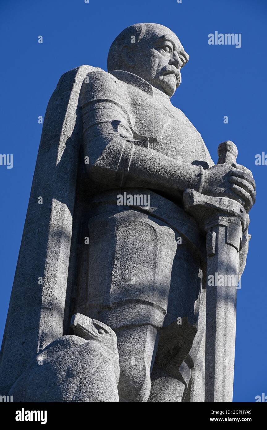 ALLEMAGNE, Hambourg, restauration de la grande statue de granit d'Otto von Bismarck, chancelier de l'Empire allemand, construit en 1906, Bismarck a invité 1884/85 pour la conférence du congo à Berlin, où l'afrique a été divisée aux puissances coloniales européennes / DEUTSCHLAND, Hamburg St. Pauli, Alter Elbpark, Restaurierung der 1906 gebauten Statue des Reichskanzler Otto von Bismarck, Bismarck chapeau 1884/85 à Berlin zur Kongokonferenz zur Aufteilung Afrikas à Kolonien eingeladen Banque D'Images