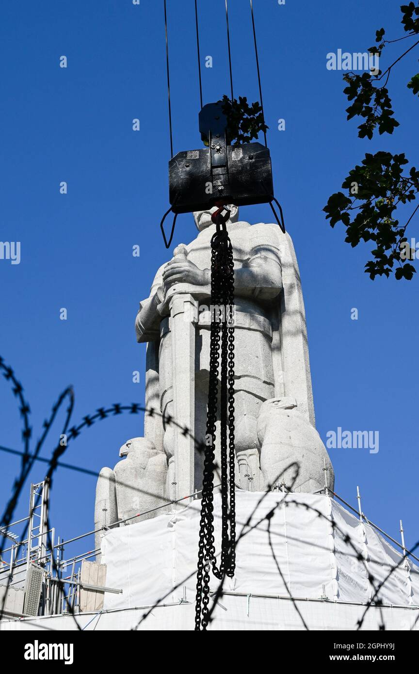 ALLEMAGNE, Hambourg, restauration de la grande statue de granit d'Otto von Bismarck, chancelier de l'Empire allemand, construit en 1906, Bismarck a invité 1884/85 pour la conférence du congo à Berlin, où l'afrique a été divisée aux puissances coloniales européennes / DEUTSCHLAND, Hamburg St. Pauli, Alter Elbpark, Restaurierung der 1906 gebauten Statue des Reichskanzler Otto von Bismarck, Bismarck chapeau 1884/85 à Berlin zur Kongokonferenz zur Aufteilung Afrikas à Kolonien eingeladen Banque D'Images