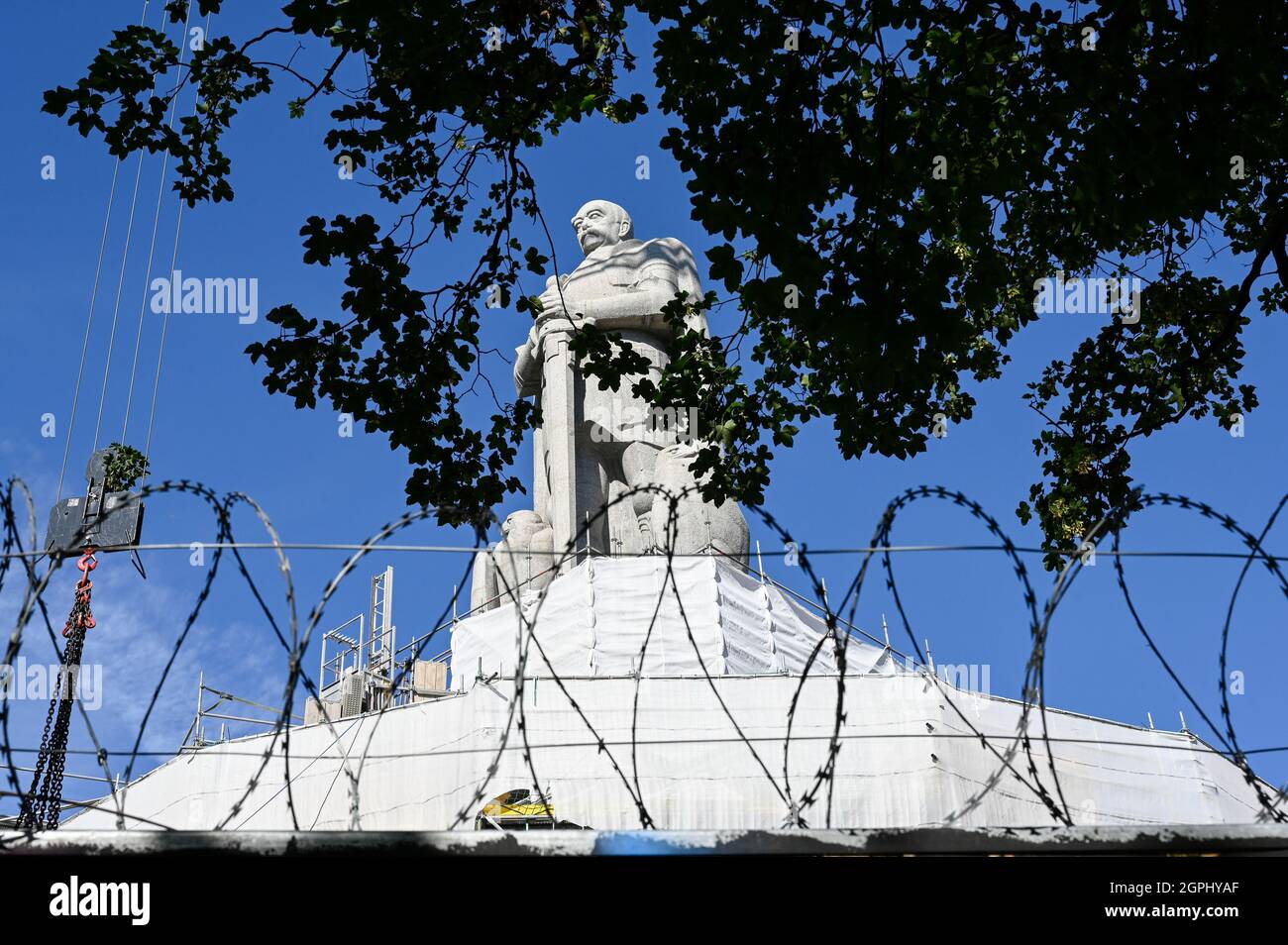 ALLEMAGNE, Hambourg, restauration de la grande statue de granit d'Otto von Bismarck, chancelier de l'Empire allemand, construit en 1906, Bismarck a invité 1884/85 pour la conférence du congo à Berlin, où l'afrique a été divisée aux puissances coloniales européennes / DEUTSCHLAND, Hamburg St. Pauli, Alter Elbpark, Restaurierung der 1906 gebauten Statue des Reichskanzler Otto von Bismarck, Bismarck chapeau 1884/85 à Berlin zur Kongokonferenz zur Aufteilung Afrikas à Kolonien eingeladen Banque D'Images
