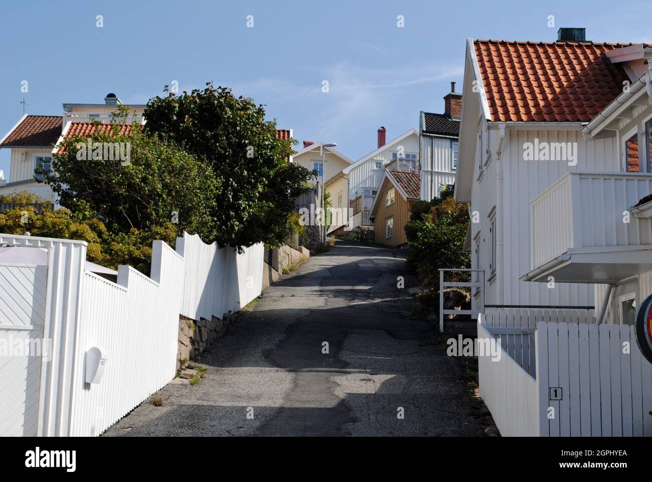 Petite rue et maisons anciennes dans le centre du village, Fjällbacka, Suède Banque D'Images