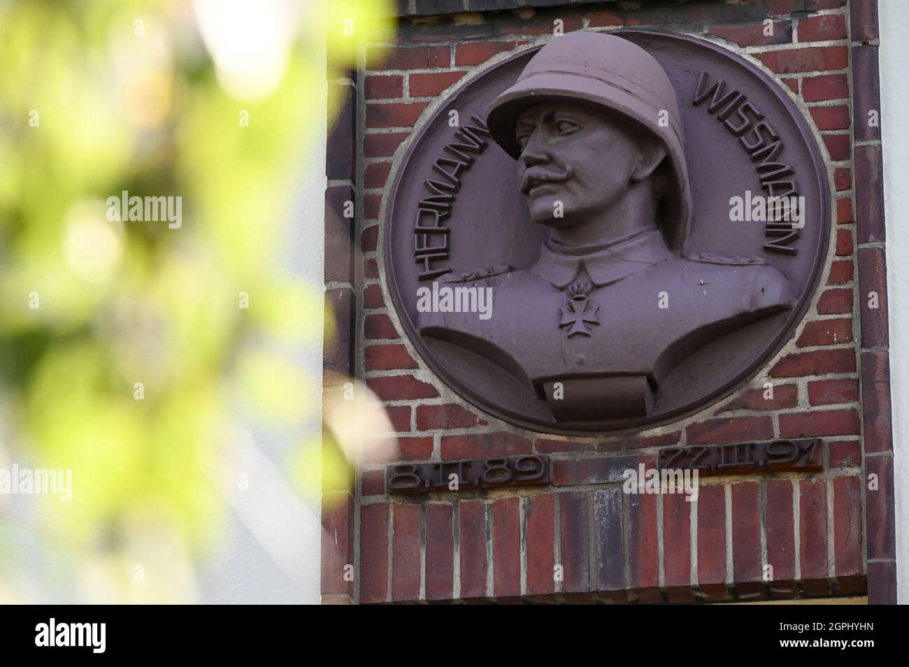 ALLEMAGNE, Hambourg, histoire coloniale allemande, ancienne caserne nazie Lettow-Vorbeck à Jenfeld , construite en 1936-38 à l'époque d'Hitler, plus tard utilisée par la Bundeswehr jusqu'en 1999, buste du commandant Hermann von Wissmann un commandant des troupes coloniales dans la rébellion Maji Maji 1905-1908 en Afrique de l'est allemande, aujourd'hui Tanzanie Banque D'Images