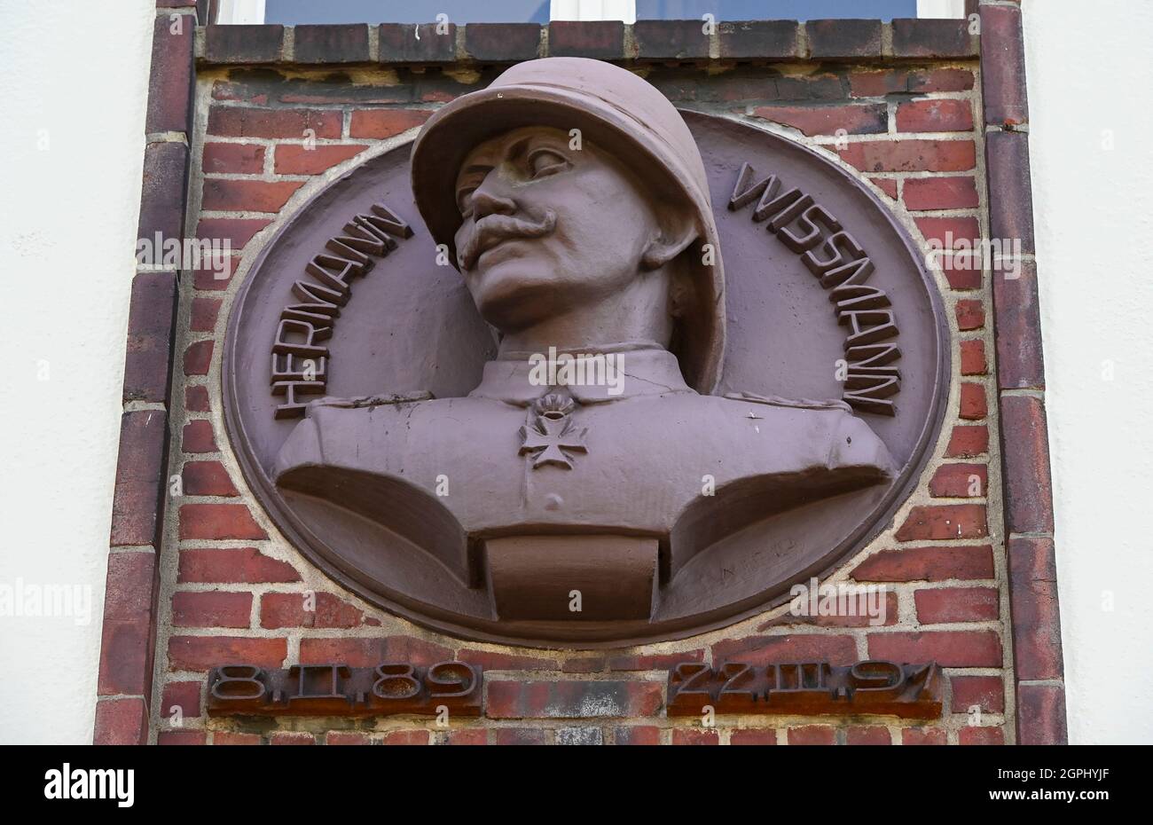 ALLEMAGNE, Hambourg, histoire coloniale allemande, ancienne caserne nazie Lettow-Vorbeck à Jenfeld , construite en 1936-38 à l'époque d'Hitler, plus tard utilisée par la Bundeswehr jusqu'en 1999, buste du commandant Hermann von Wissmann un commandant des troupes coloniales dans la rébellion Maji Maji 1905-1908 en Afrique de l'est allemande, aujourd'hui Tanzanie Banque D'Images