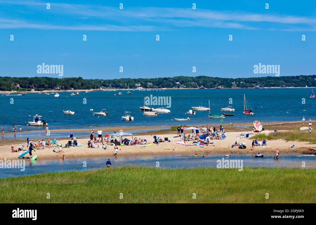 La plage de Jackife Cove de Pleasant Bay attire les amoureux du soleil et les vacanciers dans son emplacement tranquille et pittoresque à Chatham, Massachusetts. Banque D'Images