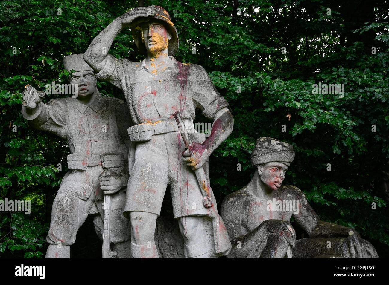 ALLEMAGNE, monument colonial, commandant de troupes coloniales allemand Paul von Lettow-Vorbeck avec african Askari et porteur, Askari est un terme pour les soldats africains natifs servant dans les troupes coloniales / DEUTSCHLAND, Aumuehle, , koloniales Denkmal, Darstellung des weissen Schutztruppe Kommanbeck Paul von Lettow-deur mit Vorarzem, Türkari und Träschwartzem Askari abgeleitet vom Swahili Wort Soldat, Bezeichnung für die einheimischen Soldaten oder Polizisten in den Kolonialtruppen, mit Farabattacke Banque D'Images