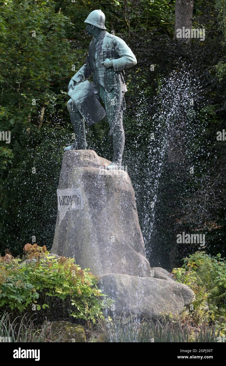 ALLEMAGNE, Bad Lauterberg, sculpture coloniale commémorative de Herrmann von Wissmann, commandant des troupes coloniales dans la rébellion Maji Maji 1905-1908 en Afrique de l'est allemande, aujourd'hui Tanzanie / DEUTSCHLAND, Bad Lauterberg, Harz, koloniales Denkmal für Herrmann von Wißmann am Kurhaus , als Befehlshaber der ersten deutschen Schutztruppe war er in den Jahren 1889/1890 verantwortlich für die Niederschlagung des Maji Maji Aufstandes 1905-1908 in Deutsch-Ostafrika dem heutigen Tansania, man schätzt die Zahl der Toten auf zwischen 75,000 und 300,000 Banque D'Images