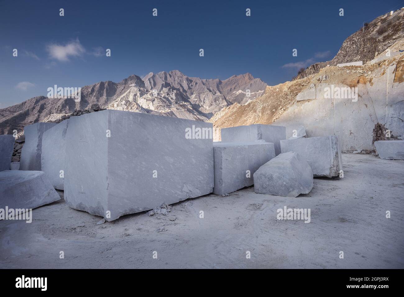 Carrières de marbre de Carrara, blocs de marbre blanc squarred sur la carrière de Gioia, bulldozers, machines, excavateurs, Massa-Carrara, Lunigiana, Toscane, Italie Banque D'Images
