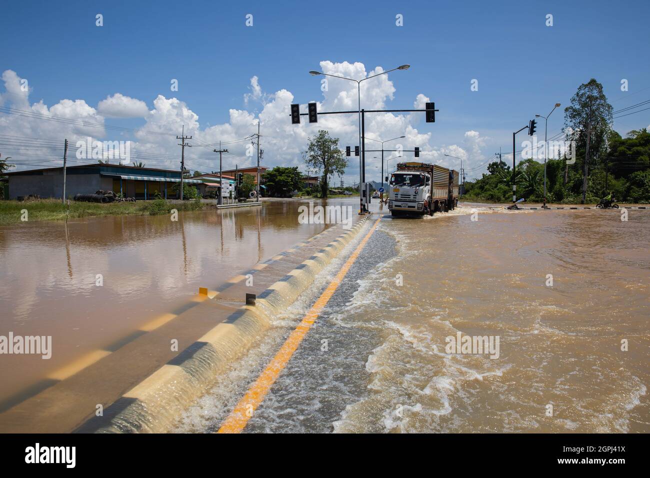 Lopuri, Thaïlande. 29 septembre 2021. Une route à Lophuri est vue remplie d'eau, pendant les séquelles. Après la tempête de Dianmu, 20 provinces ont été touchées. Le gouvernement thaïlandais a également annoncé que plus de 55,000 ménages ont été touchés par des inondations. Lophuri est l'une des provinces touchées et que la situation est étroitement surveillée. Crédit : SOPA Images Limited/Alamy Live News Banque D'Images