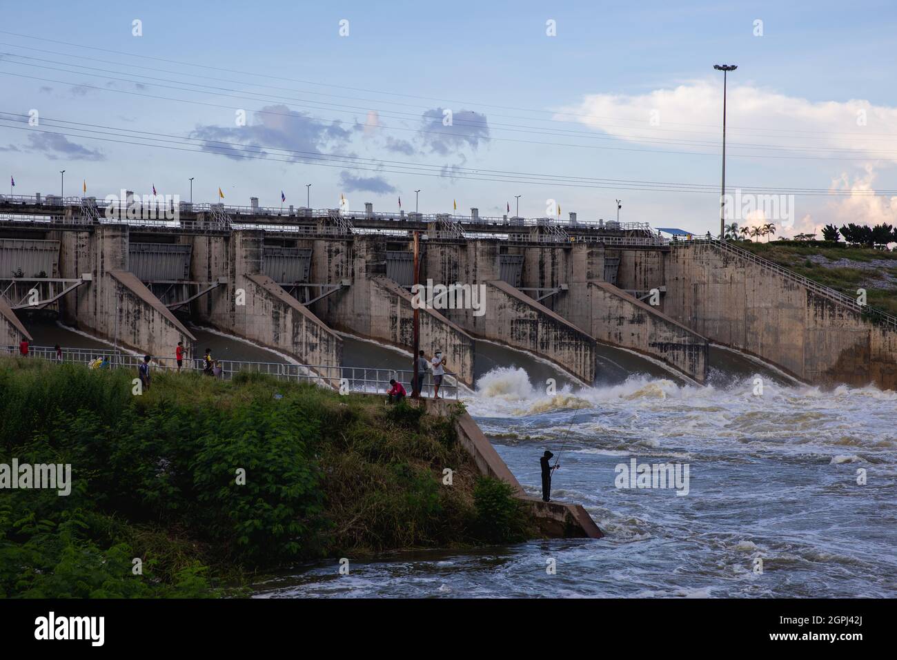 Lopuri, Thaïlande. 29 septembre 2021. Le barrage de Pasak Jolasid est vu avec une escalade de l'eau, au cours des séquelles. Après la tempête de Dianmu, 20 provinces ont été touchées. Le gouvernement thaïlandais a également annoncé que plus de 55,000 ménages ont été touchés par des inondations. Lophuri est l'une des provinces touchées et que la situation est étroitement surveillée. Crédit : SOPA Images Limited/Alamy Live News Banque D'Images