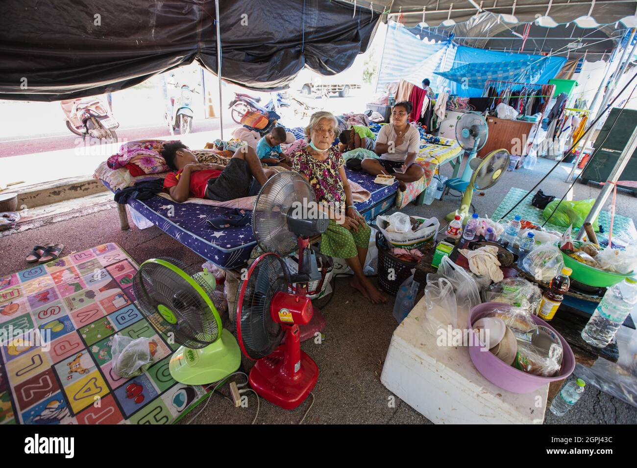 Lopuri, Thaïlande. 29 septembre 2021. Les habitants de Lophuri vivent dans une immense tente dans la rue, au lendemain. Après la tempête de Dianmu, 20 provinces ont été touchées. Le gouvernement thaïlandais a également annoncé que plus de 55,000 ménages ont été touchés par des inondations. Lophuri est l'une des provinces touchées et que la situation est étroitement surveillée. Crédit : SOPA Images Limited/Alamy Live News Banque D'Images