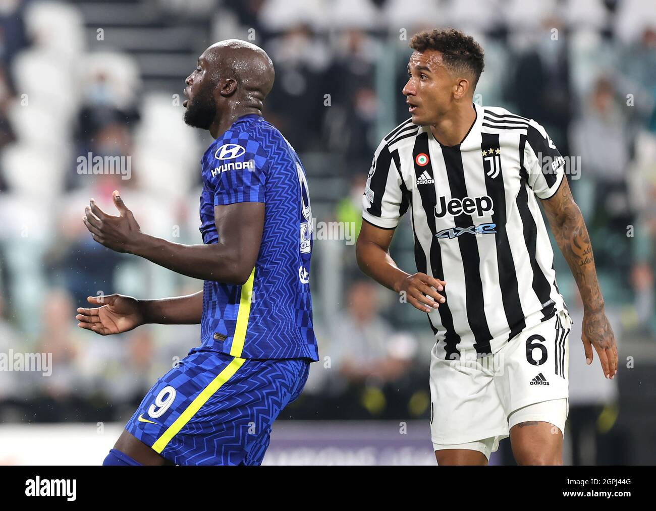 Le Romelu Lukaku de Chelsea (à gauche) laisse une chance manquée lors du match du groupe H de l'UEFA Champions League à l'Allianz Stadium de Turin. Date de la photo: Mercredi 29 septembre 2021. Banque D'Images