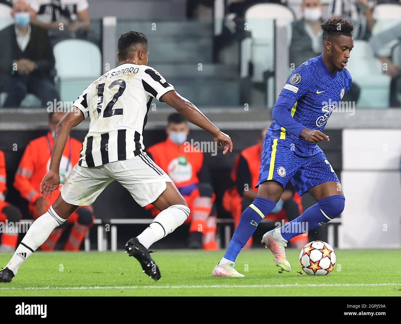 Callum Hudson-Odoi de Chelsea (à droite) et Alex Sandro de Juventus se battent pour le ballon lors du match du groupe H de la Ligue des champions de l'UEFA à l'Allianz Stadium de Turin. Date de la photo: Mercredi 29 septembre 2021. Banque D'Images