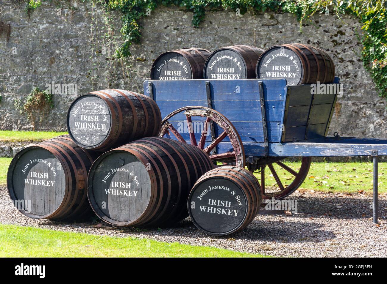 Fûts en bois de Whiskey irlandais et chariot à la distillerie Old Jameson Whiskey, Midleton (Mainistir na Corann), comté de Cork, République d'Irlande Banque D'Images