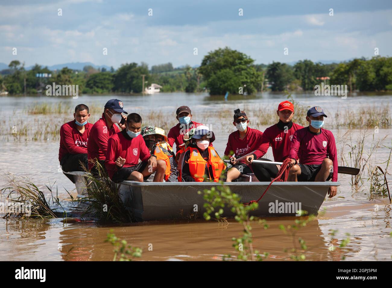 Lopuri, Thaïlande. 29 septembre 2021. Les bénévoles de l'équipe de sauvetage de Lophuri sont vus sur le bateau au lendemain. Après la tempête de Dianmu, 20 provinces ont été touchées. Le gouvernement thaïlandais a également annoncé que plus de 55,000 ménages ont été touchés par des inondations. Lophuri est l'une des provinces touchées et que la situation est étroitement surveillée. (Photo de Varuth Pongsaponwatt/SOPA Images/Sipa USA) crédit: SIPA USA/Alay Live News Banque D'Images