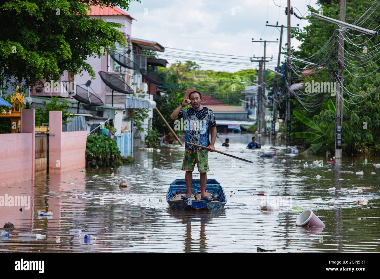 Lopuri, Thaïlande. 29 septembre 2021. Le résident de Lophuri est vu sur un bateau de son village en naufrage au cours des séquelles. Après la tempête de Dianmu, 20 provinces ont été touchées. Le gouvernement thaïlandais a également annoncé que plus de 55,000 ménages ont été touchés par des inondations. Lophuri est l'une des provinces touchées et que la situation est étroitement surveillée. (Photo de Varuth Pongsaponwatt/SOPA Images/Sipa USA) crédit: SIPA USA/Alay Live News Banque D'Images
