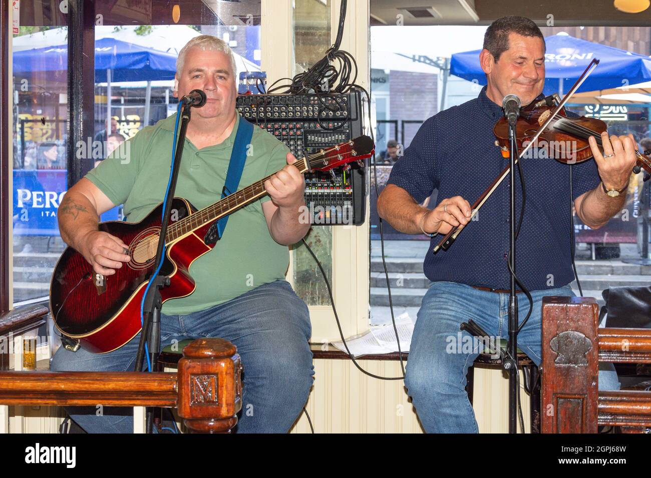Musiciens irlandais traditionnels jouant à Quays Bar, Temple Bar, Dublin, République d'Irlande Banque D'Images