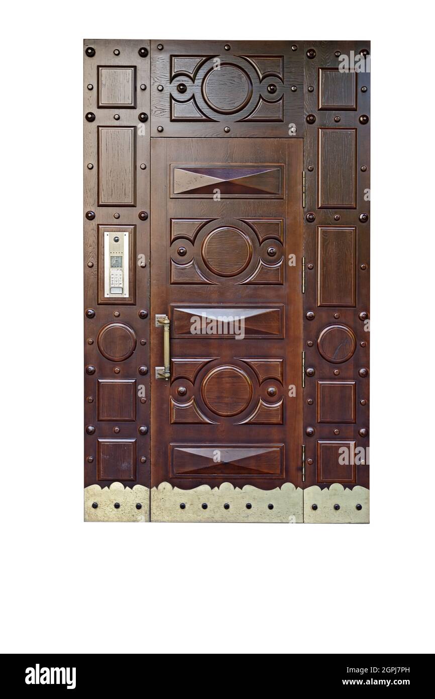 Porte d'entrée en bois isolée sur fond blanc. Banque D'Images