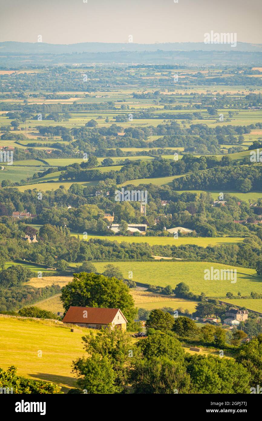 En regardant à travers les terres agricoles de Deerbap sur les collines de Mendip Somerset Banque D'Images