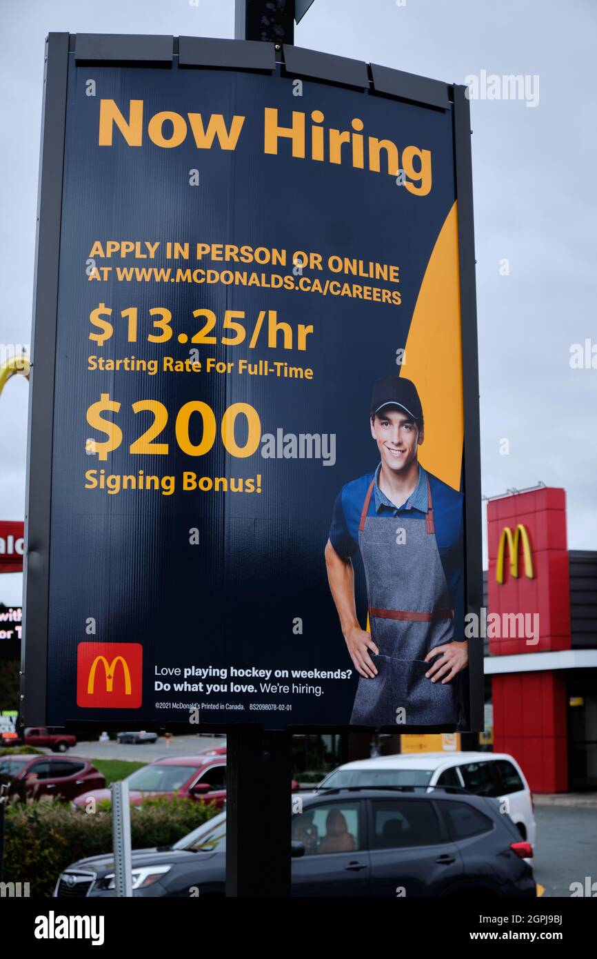 Affiche « embauche en cours » à l'extérieur d'un restaurant McDonald's en raison d'une pénurie de main-d'œuvre dans l'industrie des services. Halifax, Canada. Septembre 2021. Banque D'Images