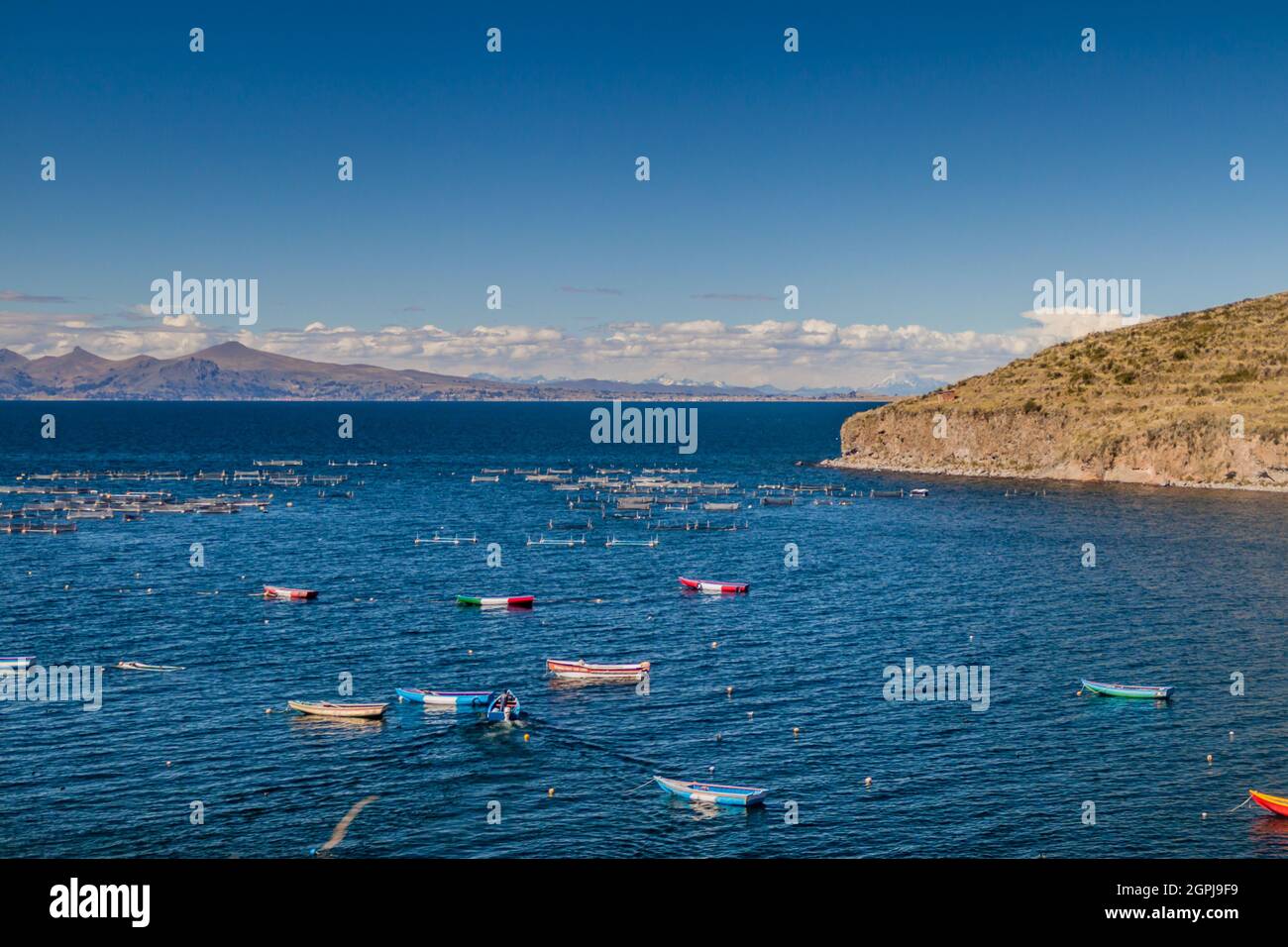 Bateaux de pêche sur le lac Titicaca, Pérou Banque D'Images
