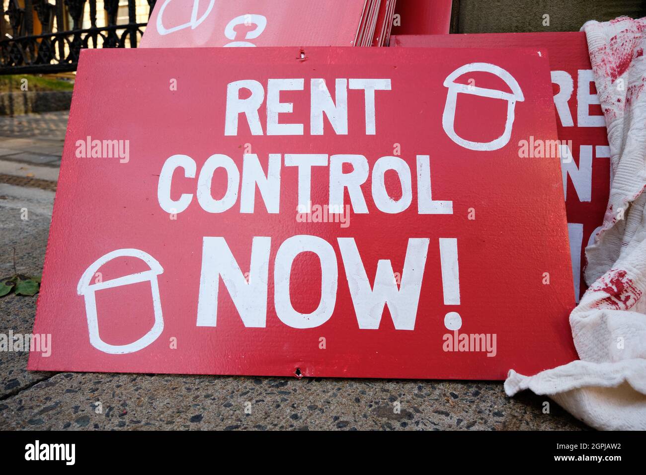 Halifax, Canada. Septembre 2021. Rassemblement pour exiger le contrôle provincial des loyers à mesure que la crise du logement augmente en Nouvelle-Écosse. Signer Rent Control NOW Banque D'Images