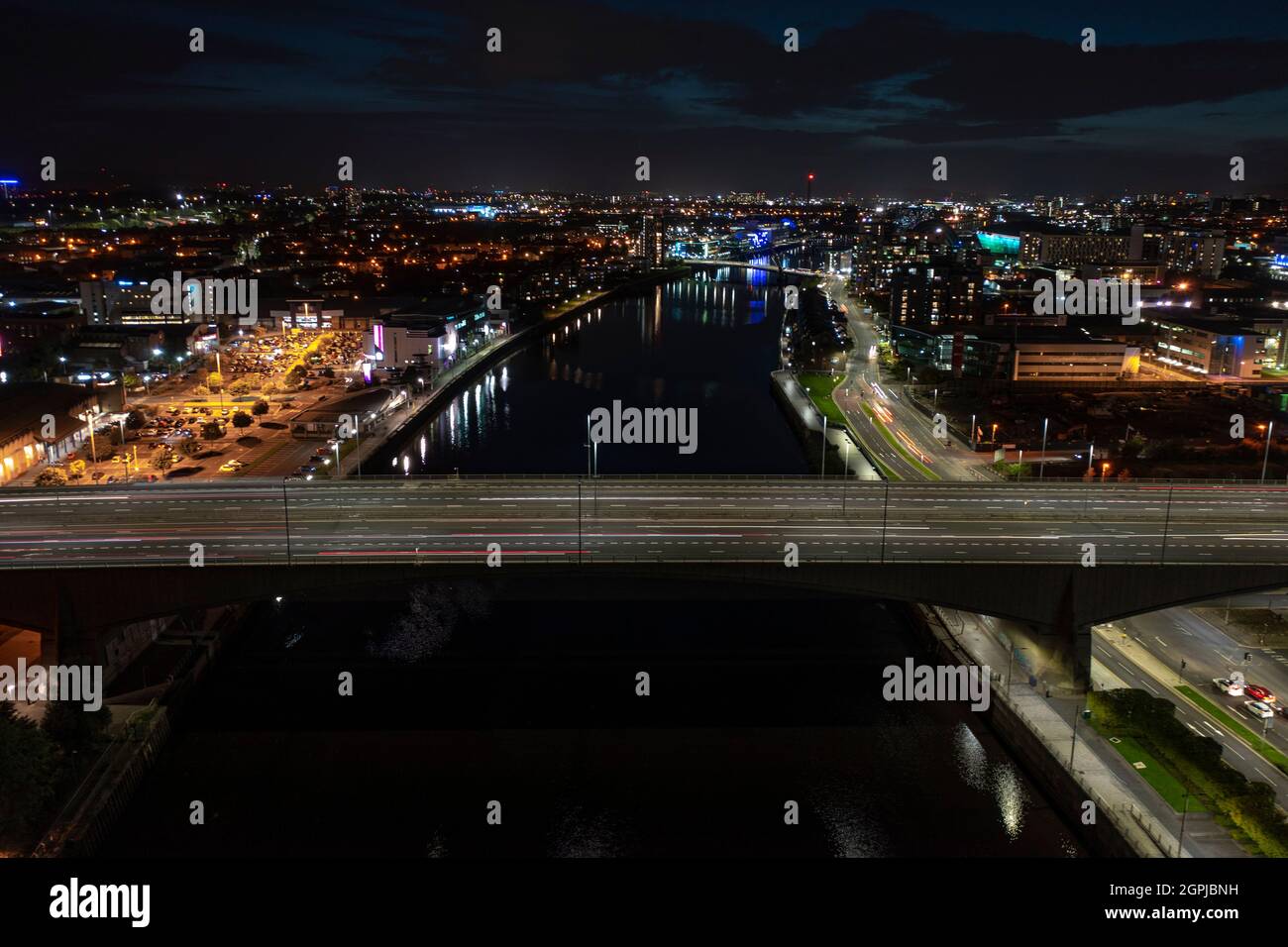 Glasgow, Écosse, Royaume-Uni. 29 septembre 2021. PHOTO : vue aérienne par drone du pont de Kingston la nuit qui traverse la rivière Clyde. Il s'agit d'un pont d'affaires Europes qui transporte environ 120,000 véhicules par jour sur l'autoroute M8. En un peu plus d'un mois, la conférence COP26 sur les changements climatiques aura atterri à Glasgow, et le pont de Glasgow Kingston, ainsi que de nombreux autres itinéraires dans la ville seront fermés pour la durée ou limités à la circulation. Crédit : Colin Fisher/Alay Live News Banque D'Images