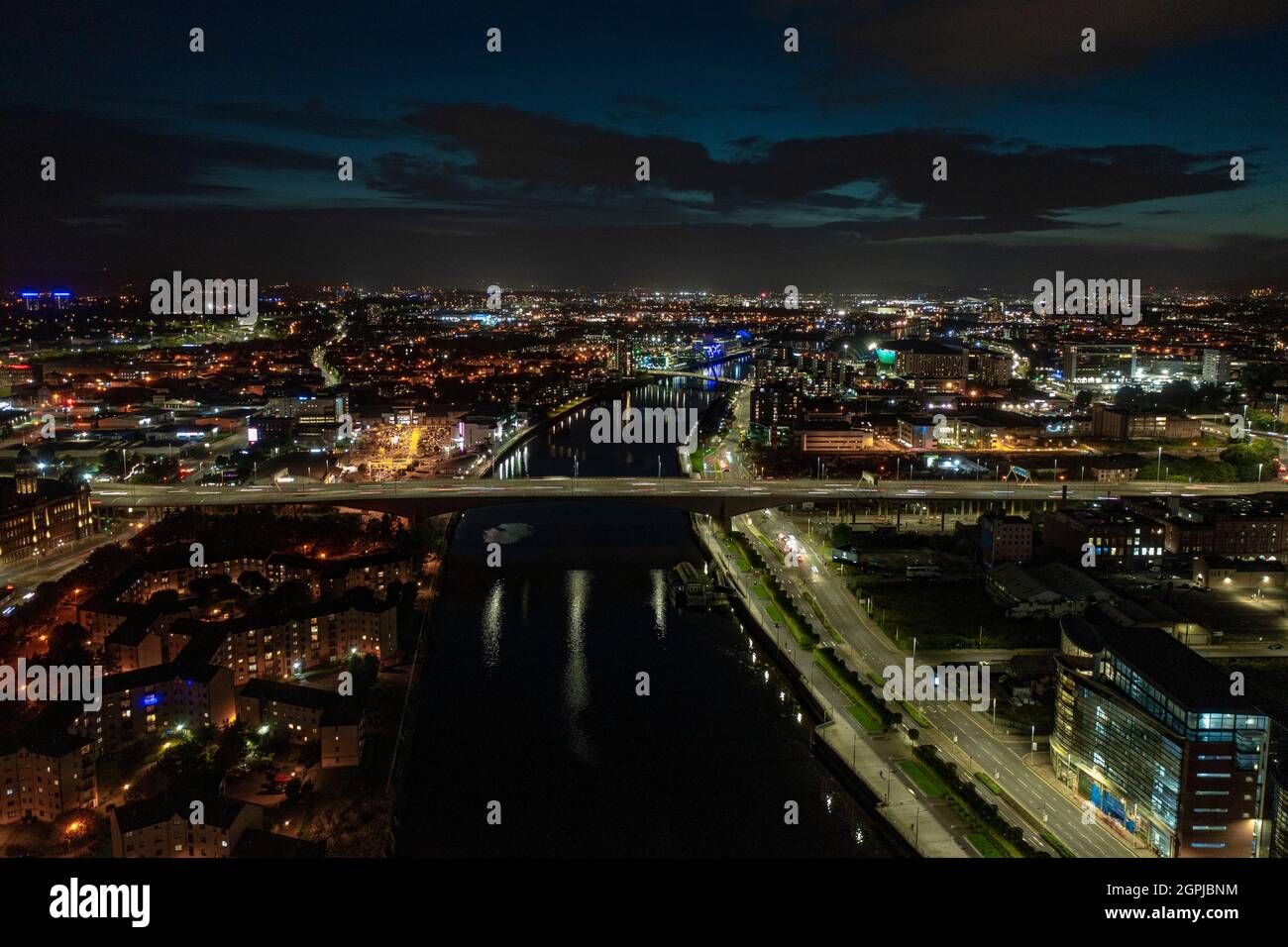 Glasgow, Écosse, Royaume-Uni. 29 septembre 2021. PHOTO : vue aérienne par drone du pont de Kingston la nuit qui traverse la rivière Clyde. Il s'agit d'un pont d'affaires Europes qui transporte environ 120,000 véhicules par jour sur l'autoroute M8. En un peu plus d'un mois, la conférence COP26 sur les changements climatiques aura atterri à Glasgow, et le pont de Glasgow Kingston, ainsi que de nombreux autres itinéraires dans la ville seront fermés pour la durée ou limités à la circulation. Crédit : Colin Fisher/Alay Live News Banque D'Images