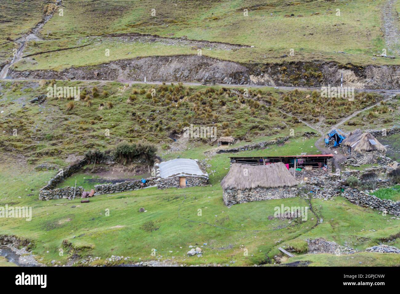 Petit village dans la vallée de Tarija près d'Olllantaytambo, Pérou Banque D'Images