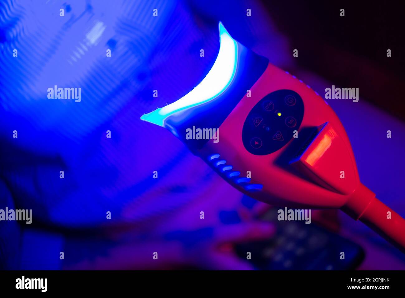 La lampe UV brille en bleu dans l'obscurité. Banque D'Images