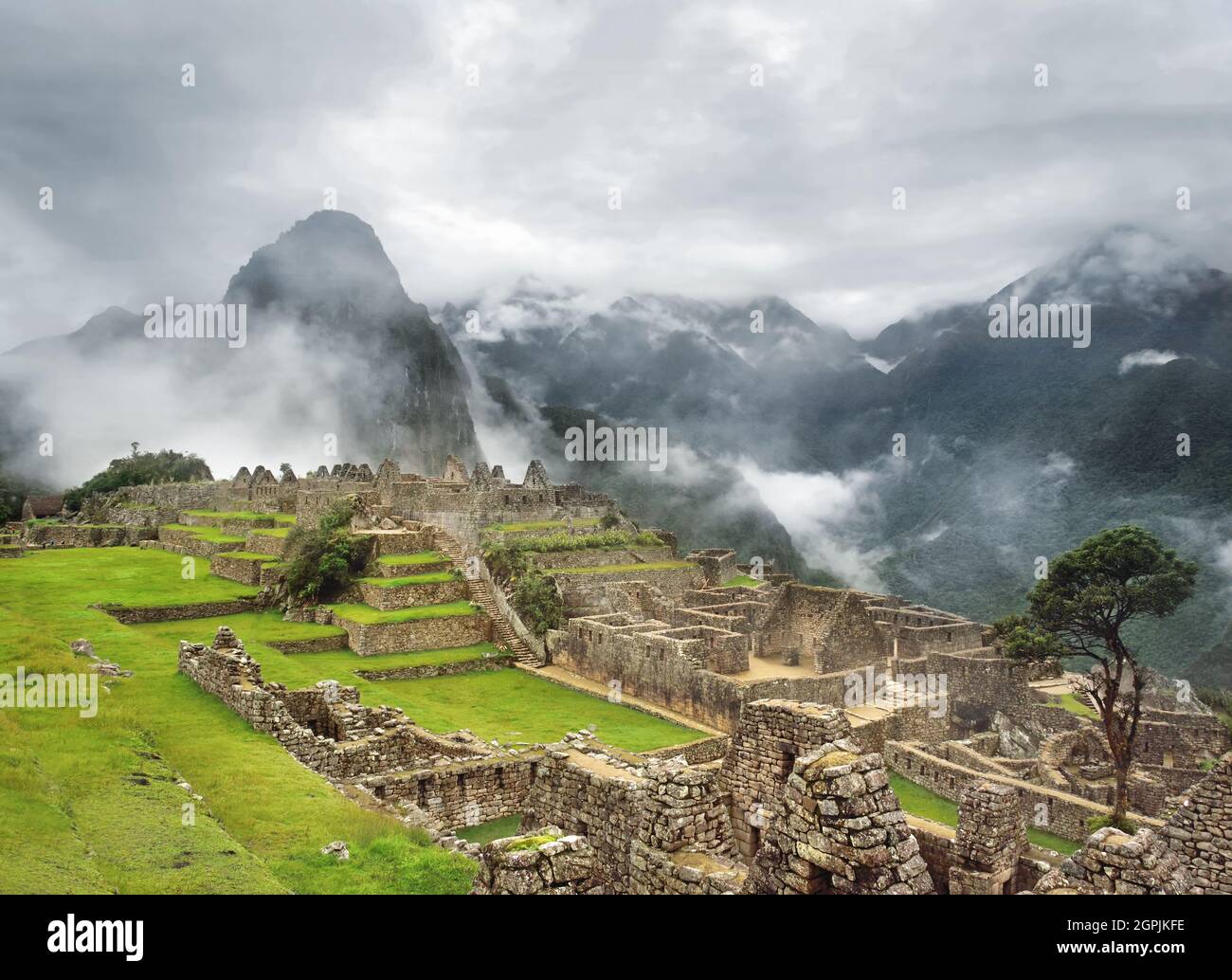 Vue sur la citadelle Machu Picchu Inca avec Huayna Picchu en arrière-plan. Patrimoine mondial de l'UNESCO. Région de Cusco, Pérou. Banque D'Images
