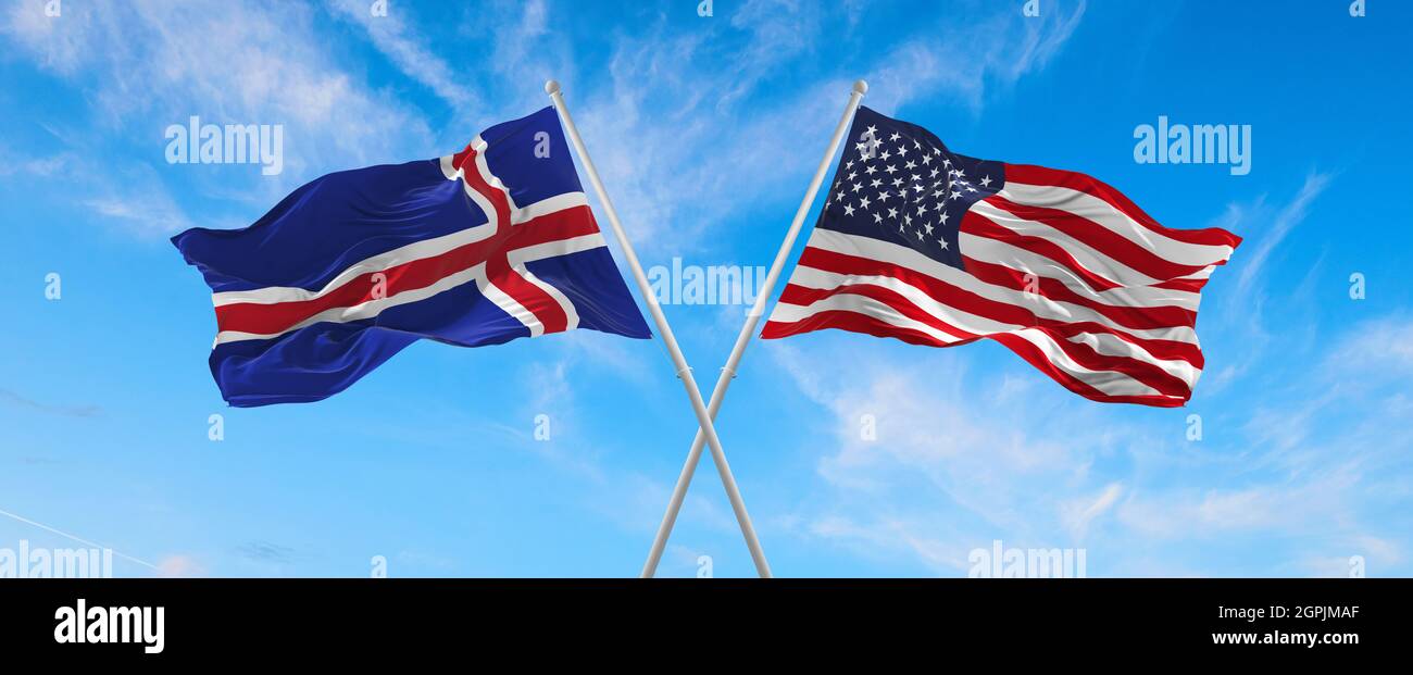 Drapeaux des États-Unis et de l'Islande agitant dans le vent sur les mâts de drapeaux contre le ciel avec des nuages le jour ensoleillé. Symbolisant la relation, le dialogue entre deux pays Banque D'Images