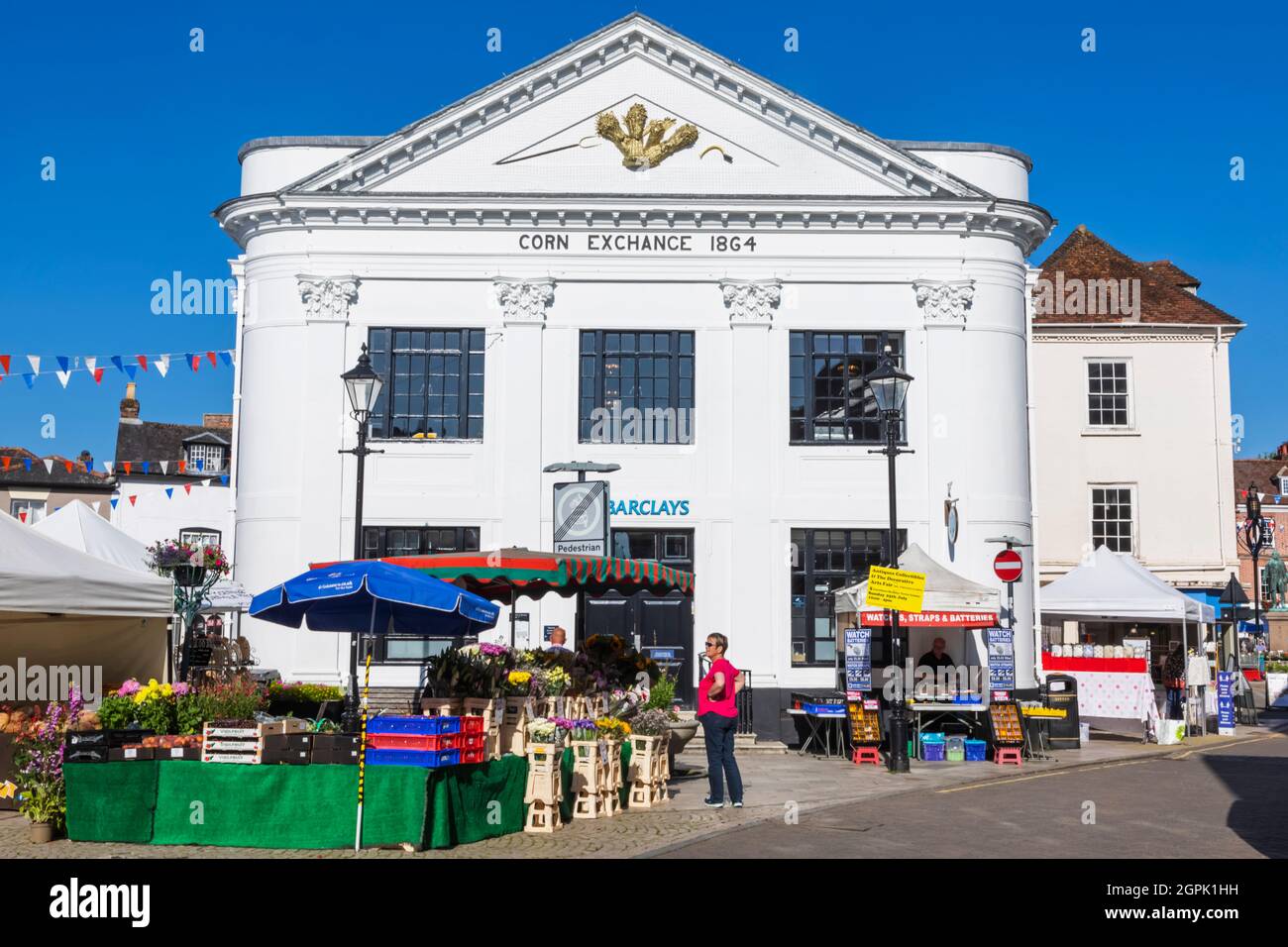 Angleterre, Hampshire, Test Valley, Romsey, Old Corn Exchamge Building et Street Market Banque D'Images